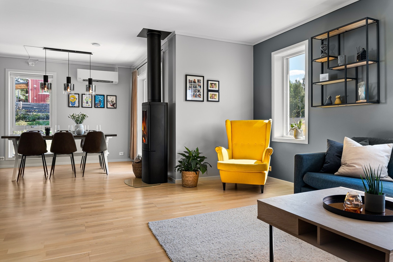 Lekkert oppholdsrom med plass til både sofagruppe og spiseplass Galleribilde