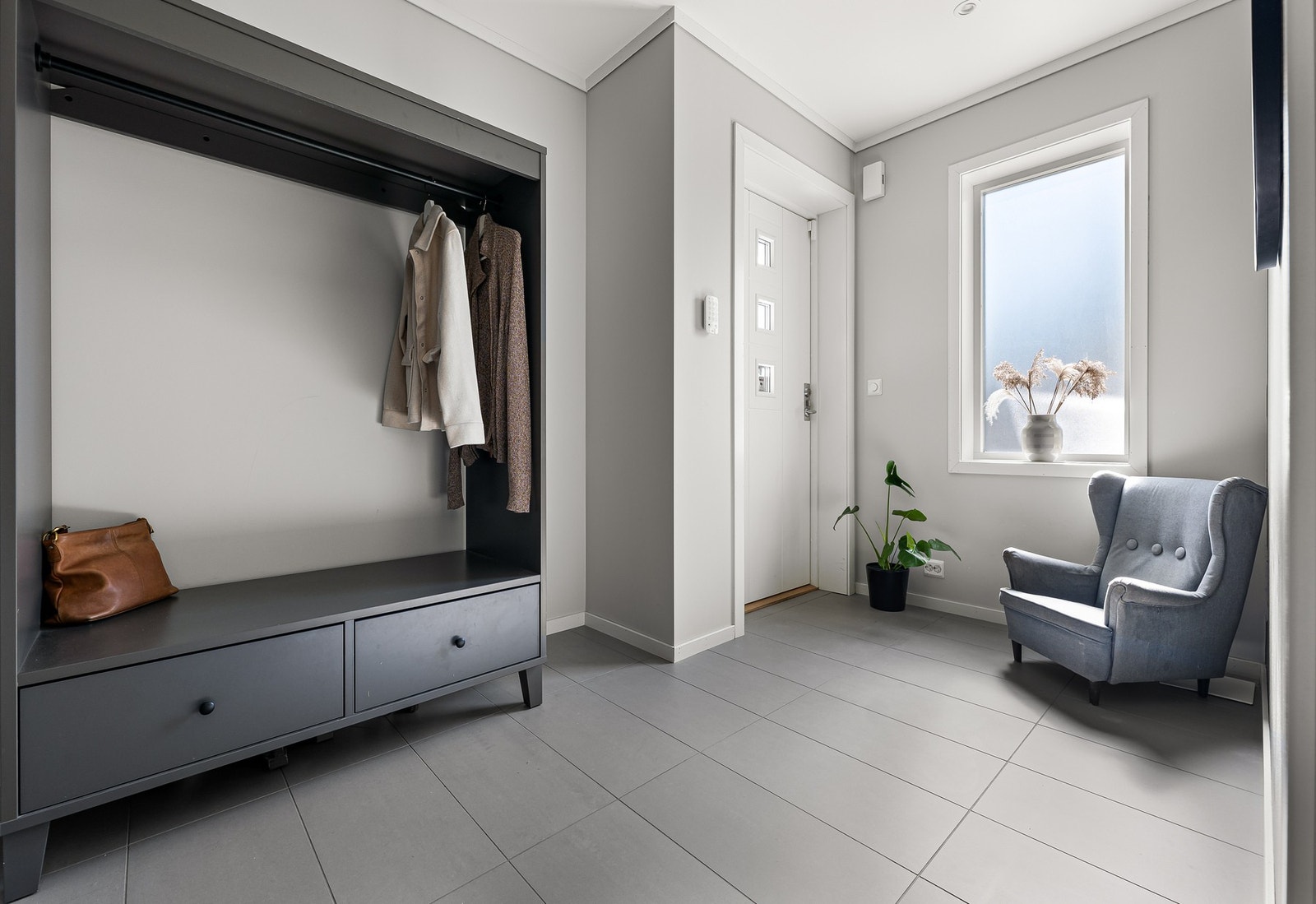 Velkommen inn - lys entré som gir et godt førsteinntrykk. Galleribilde