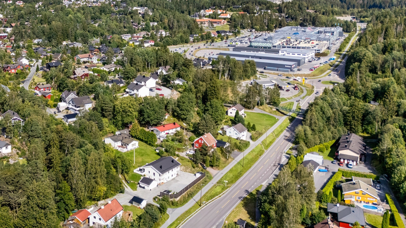 Nær idrettsanlegg, fotballbaner og organiserte fritidsaktiviteter for barn og unge. Galleribilde