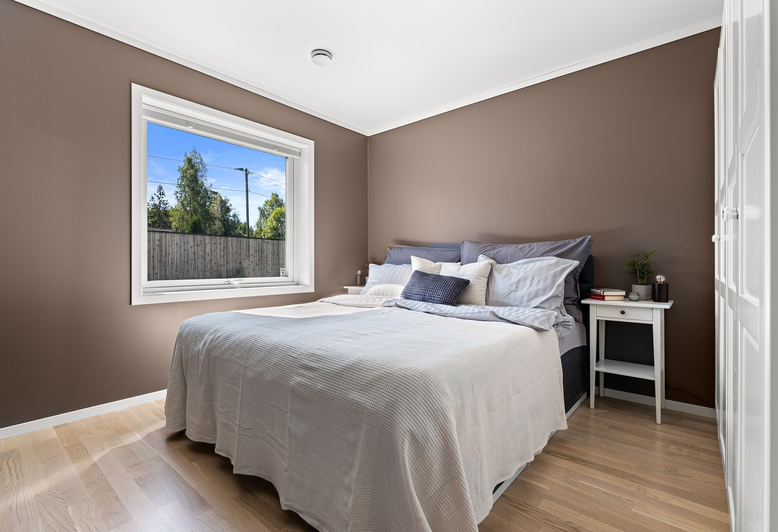 Romslig hovedsoverom med god plass til dobbelseng og garderobe. Galleribilde