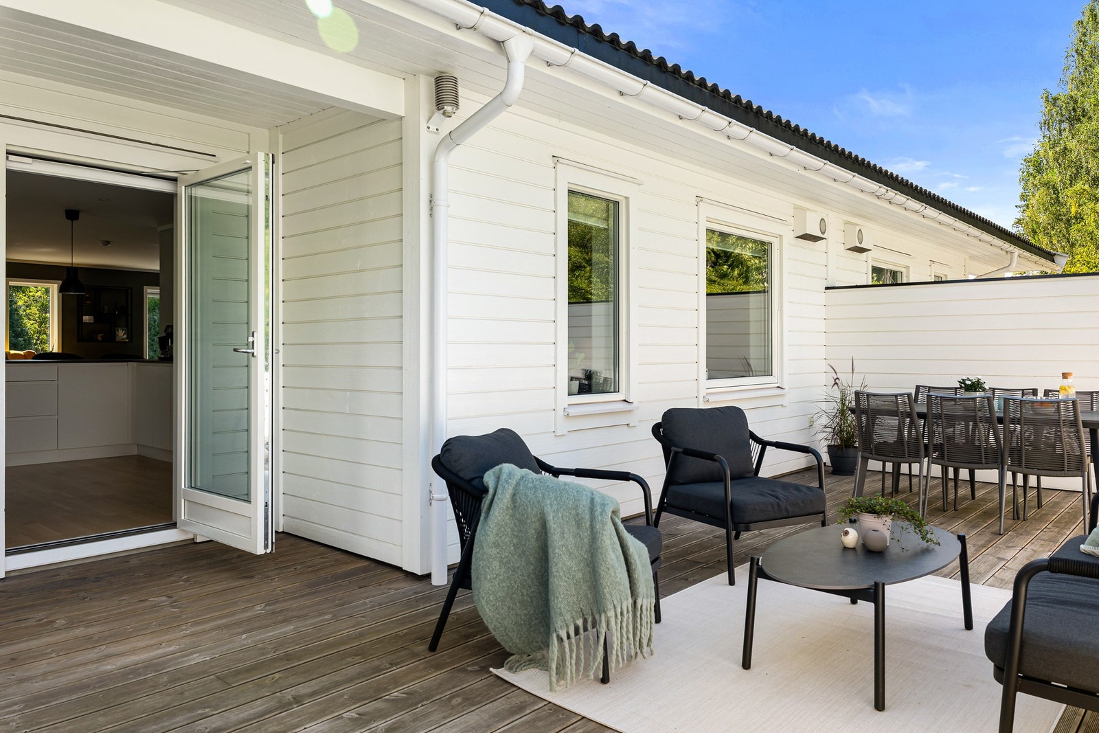 Adkomst fra kjøkken romslig uteplass med markterrasse og hage. Galleribilde