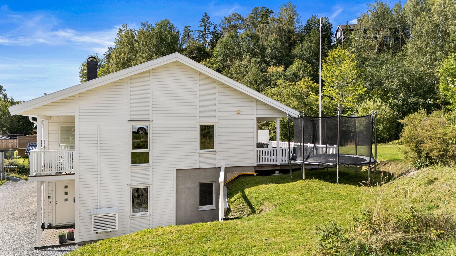 God plass til trampoline, plaskebasseng, fotballmål etc. Galleribilde