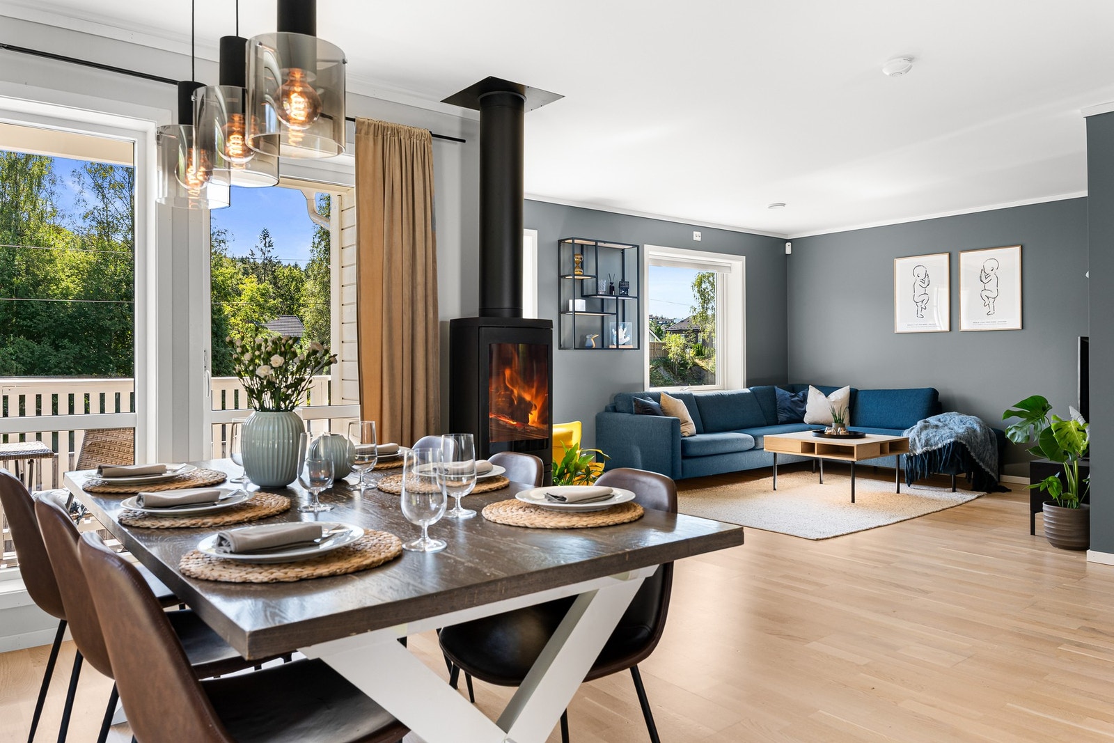 Vi starter i andre etasje. Stue med peisovn og varmepumpe - lun og hyggelig atmosfære Galleribilde