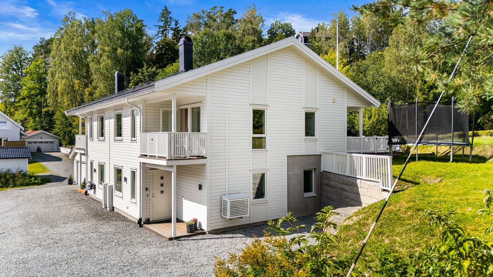 Moderne fasade - stilrent og innbydende uttrykk. Galleribilde