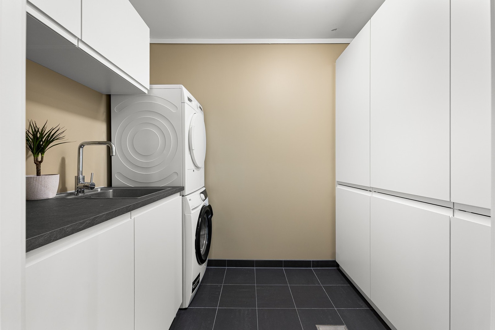 Praktisk vaskerom med vask god skap- og arbeidsplass. Galleribilde