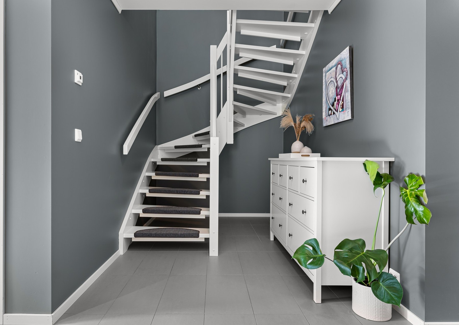 Stilfull trapp som binder etasjene elegant sammen. Galleribilde