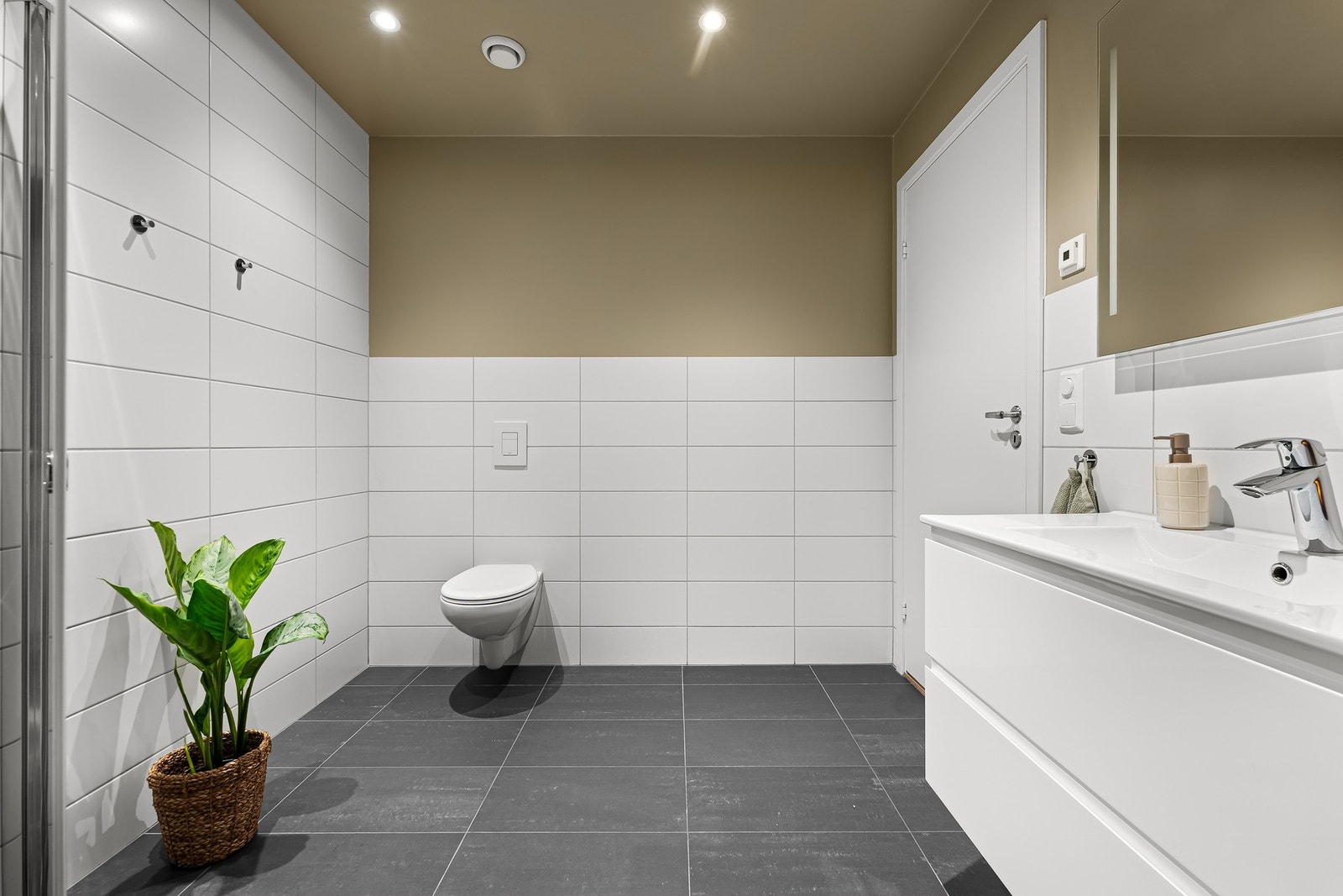 Delikat bad med fliser, varmekabler og moderne innredning. Galleribilde