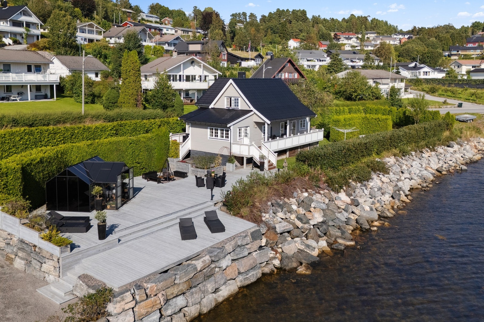 Det gjøres oppmerksom på at platten, moloen og utestuen ikke er omsøkt og godkjent av kommunen. Galleribilde