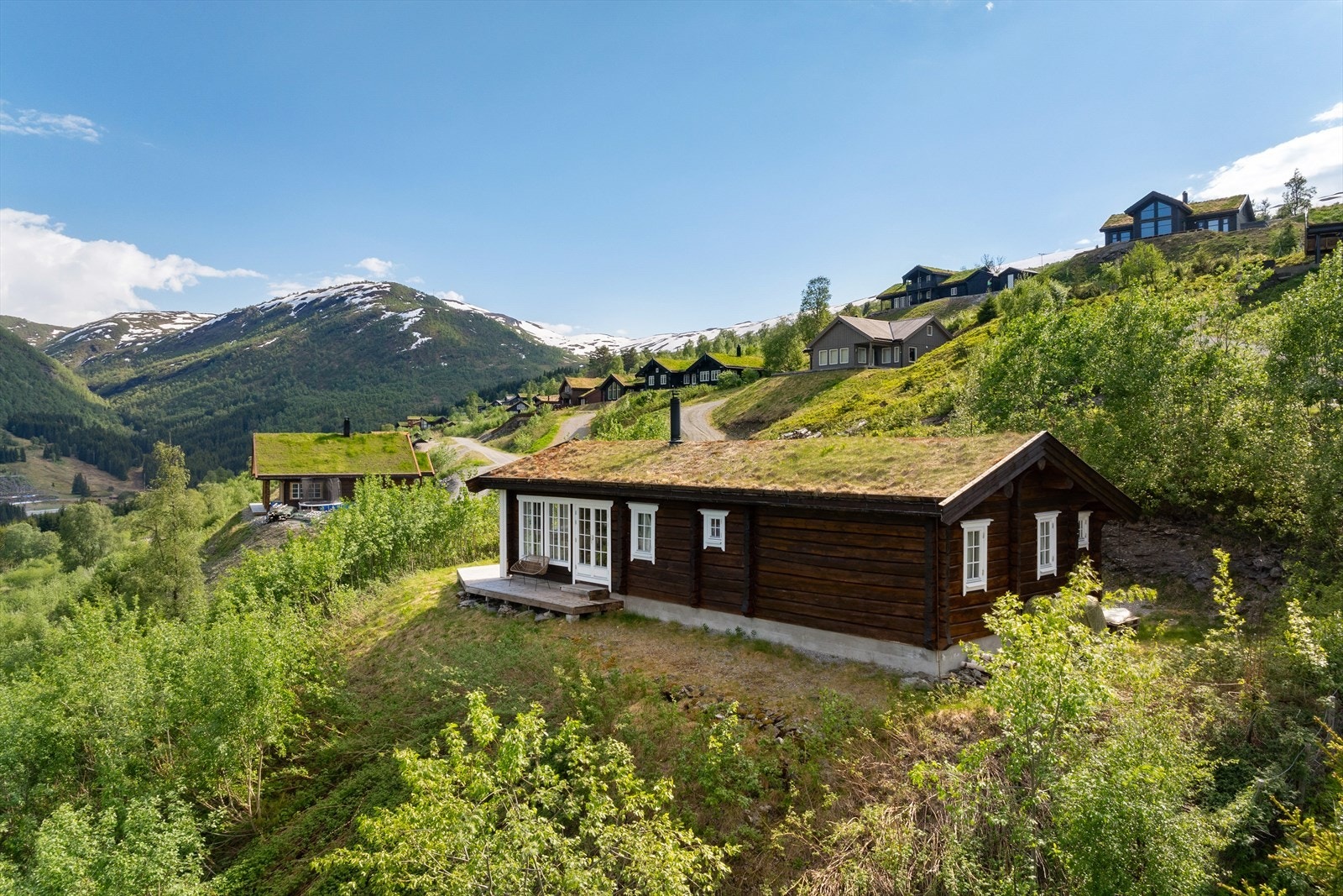 Velkommen til Lykkeli - ei svært koselig lafta tømmerhytte i Vik Fjellandsby, med attraktiv plassering og fantastisk utsikt! Galleribilde