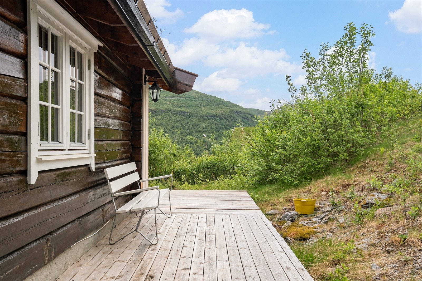 Terrassen strekk seg vidare rundt på sør- og austside. Fra hytta er det omlag 50min med bil til Myrkdalen skisenter og i underkant av 3t til Bergen. Daglige avganger med hurtigbåt fra Bergen til Vik. Galleribilde