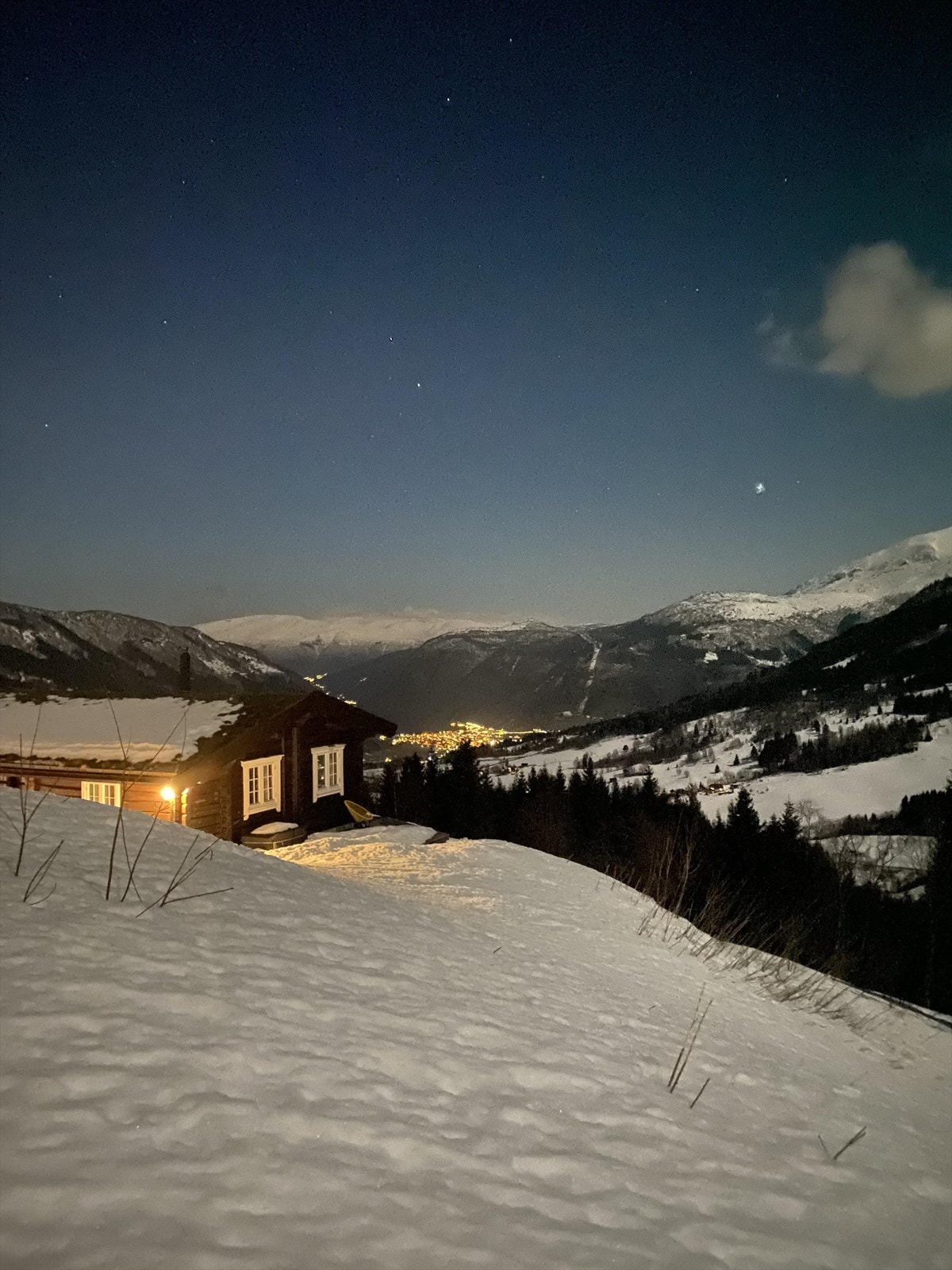 Plasseringa i felte gjev vidstrakt utsikt over fjella og ned mot Vik sentrum. Galleribilde