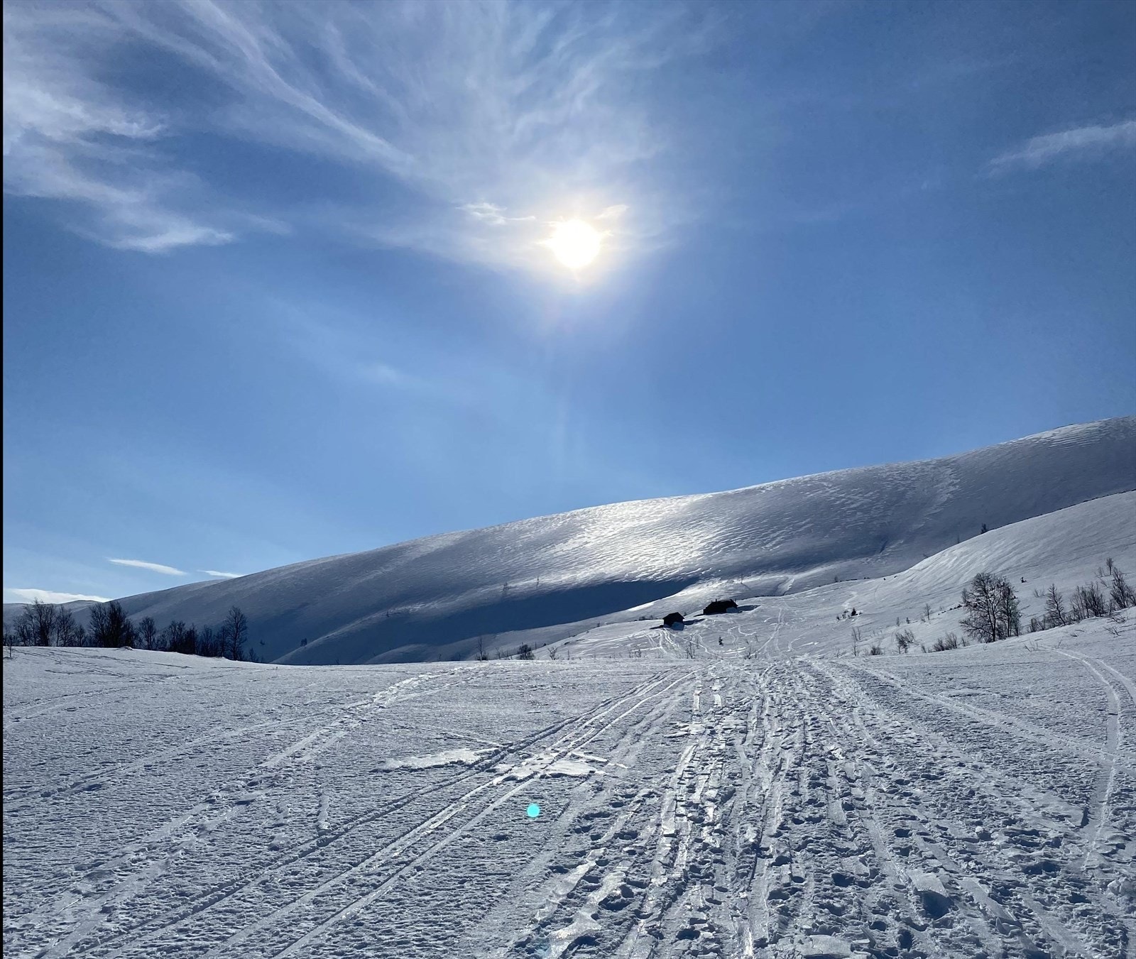Vik er kjend for snørike vintrar - og er eit populært utgangspunkt for topp- og langrennsturer med ein sesong som varer til langt ut i mai. Her har ein utallige flotte turmål like utanfor inngangsdøra! Galleribilde