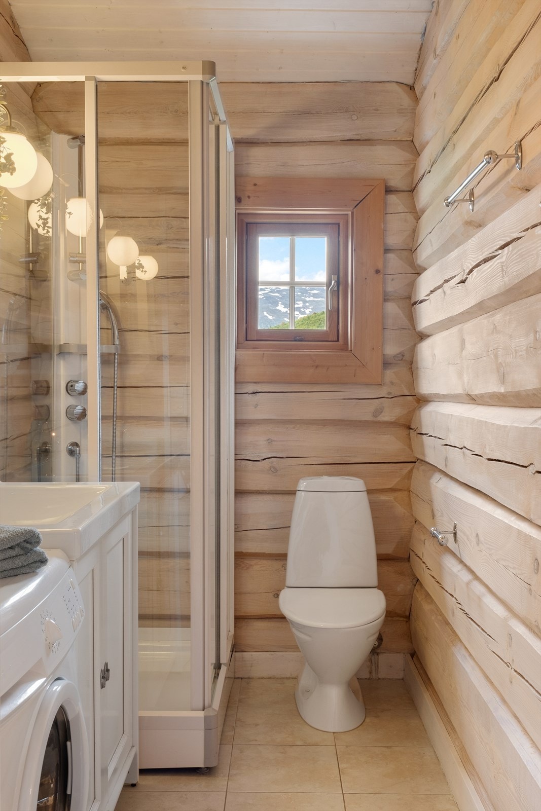 Badet er innreia med dusjkabinett og har opplegg for vaskemaskin. Varme i golv. Galleribilde