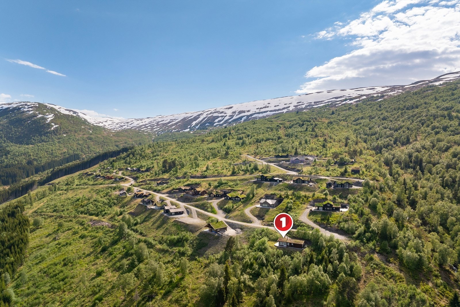 Eigedommen har attraktiv plassering i enden av feltet, med svært gode solforhold og panoramautsikt over Vik, fjorden og fjella rundt. Galleribilde