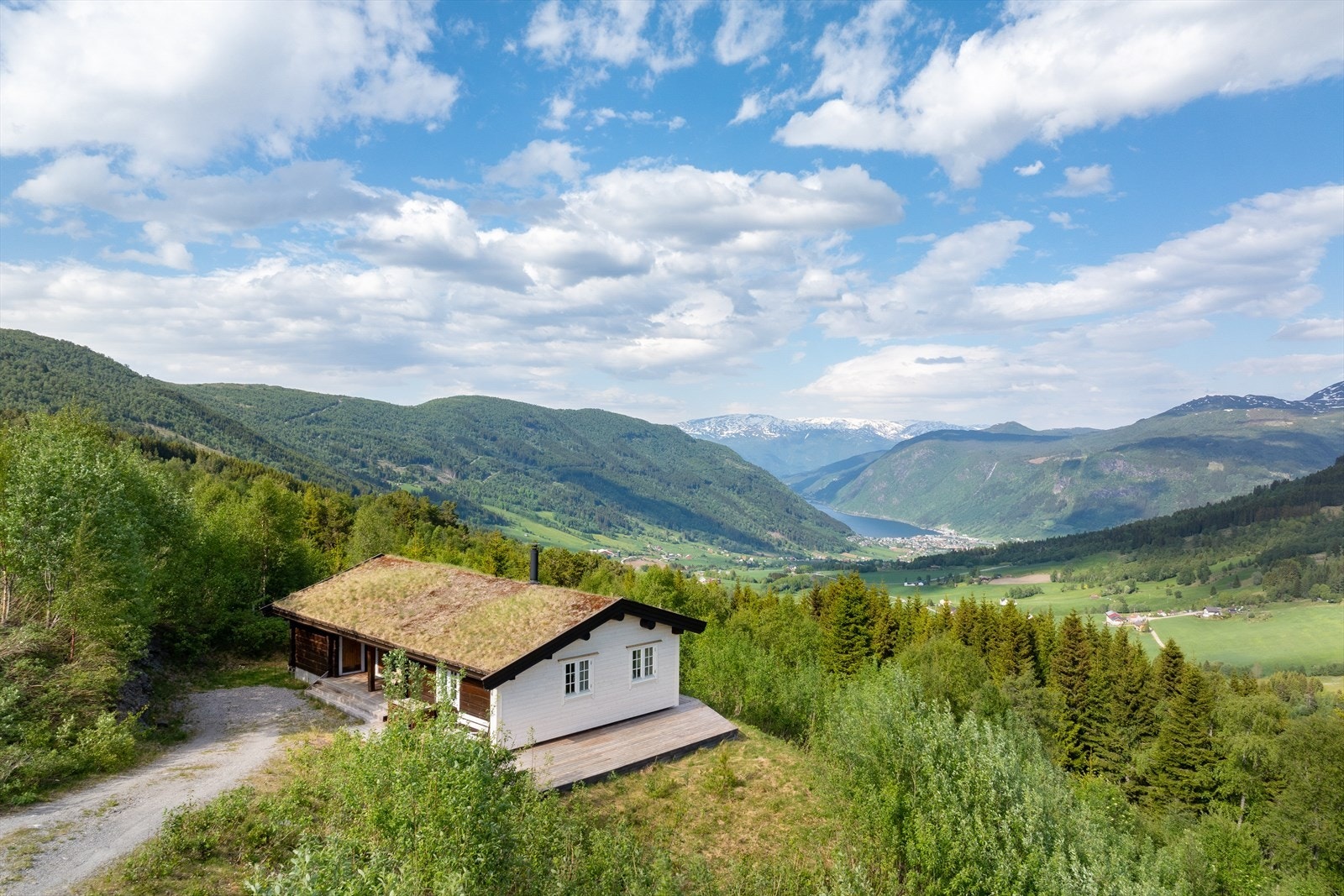 Her kan man nyte stillheten og naturen med flotte aktivitetsmoglegheiter like utanfor døra - heile året! Like i nærheten finn ein Vik skiarena, med m.a. langrennsløyper, skistadion og alpintbakke. Galleribilde