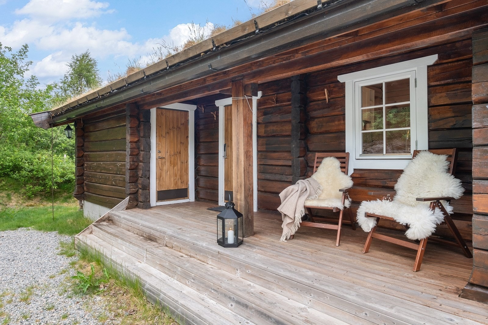 Lun og triveleg overbygd terrasse ved inngang. Praktisk sportsbod med god lagringsplass like ved inngangsdør. Galleribilde
