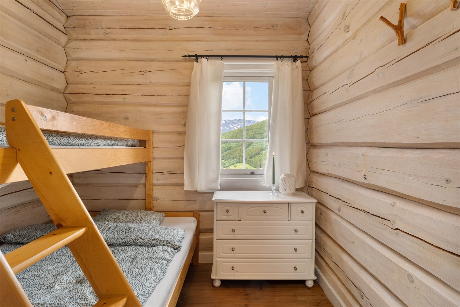 Rommene er alle av god størrelse med plass til dobbeltseng/familiekøye, samt ønska garderobeløysing. Galleribilde