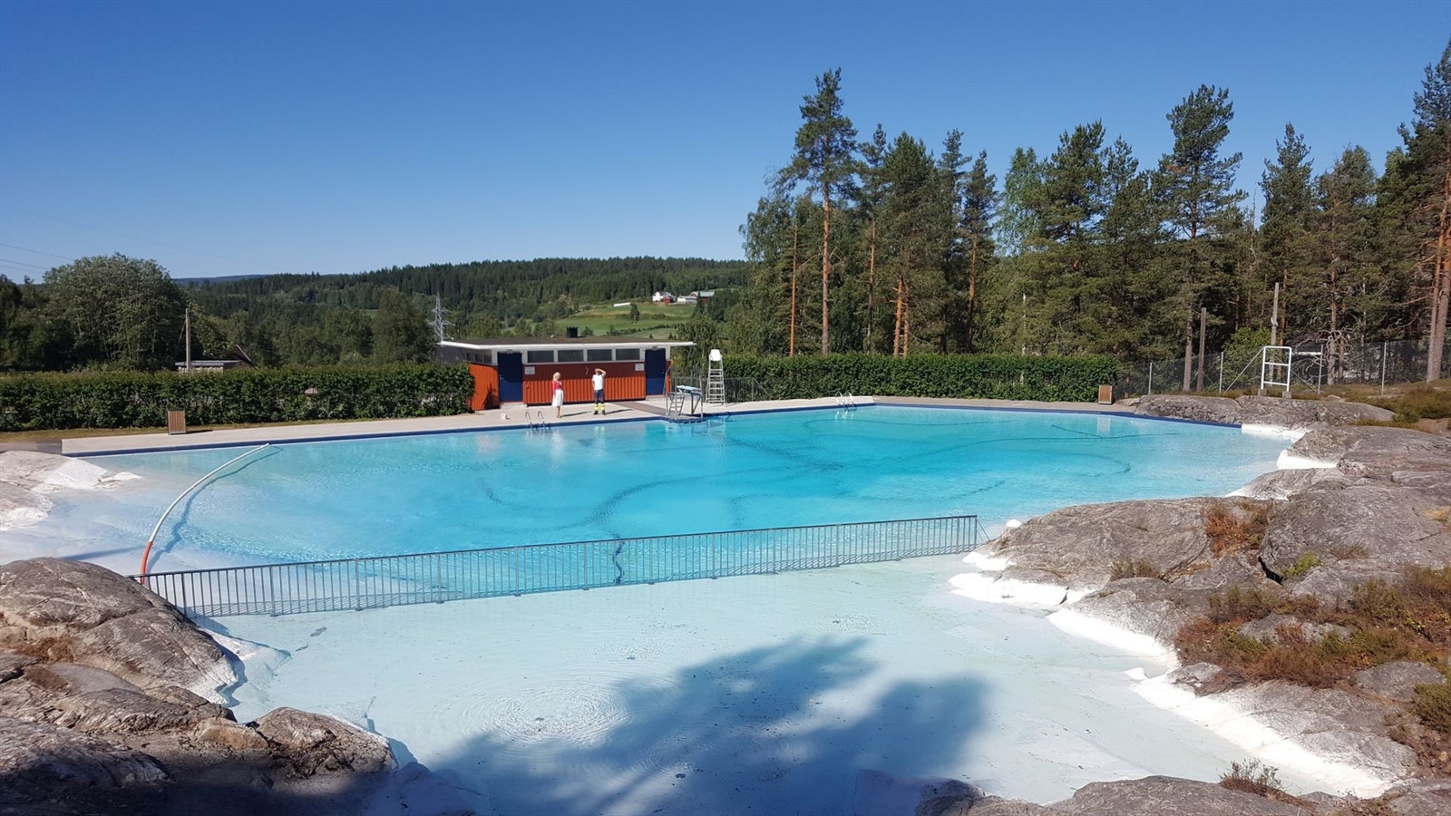 "Badern" - Rånåsfoss familiebad - en populær badeplass i regi av Akershus energi. Under en km å gå, så her er ikke avstand en unnskyldning! Galleribilde