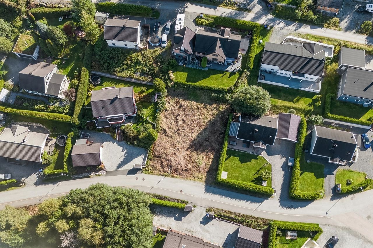 Området er ferdig utbygd og det er sjelden man får tak i en ubebygd tomt i området. Galleribilde