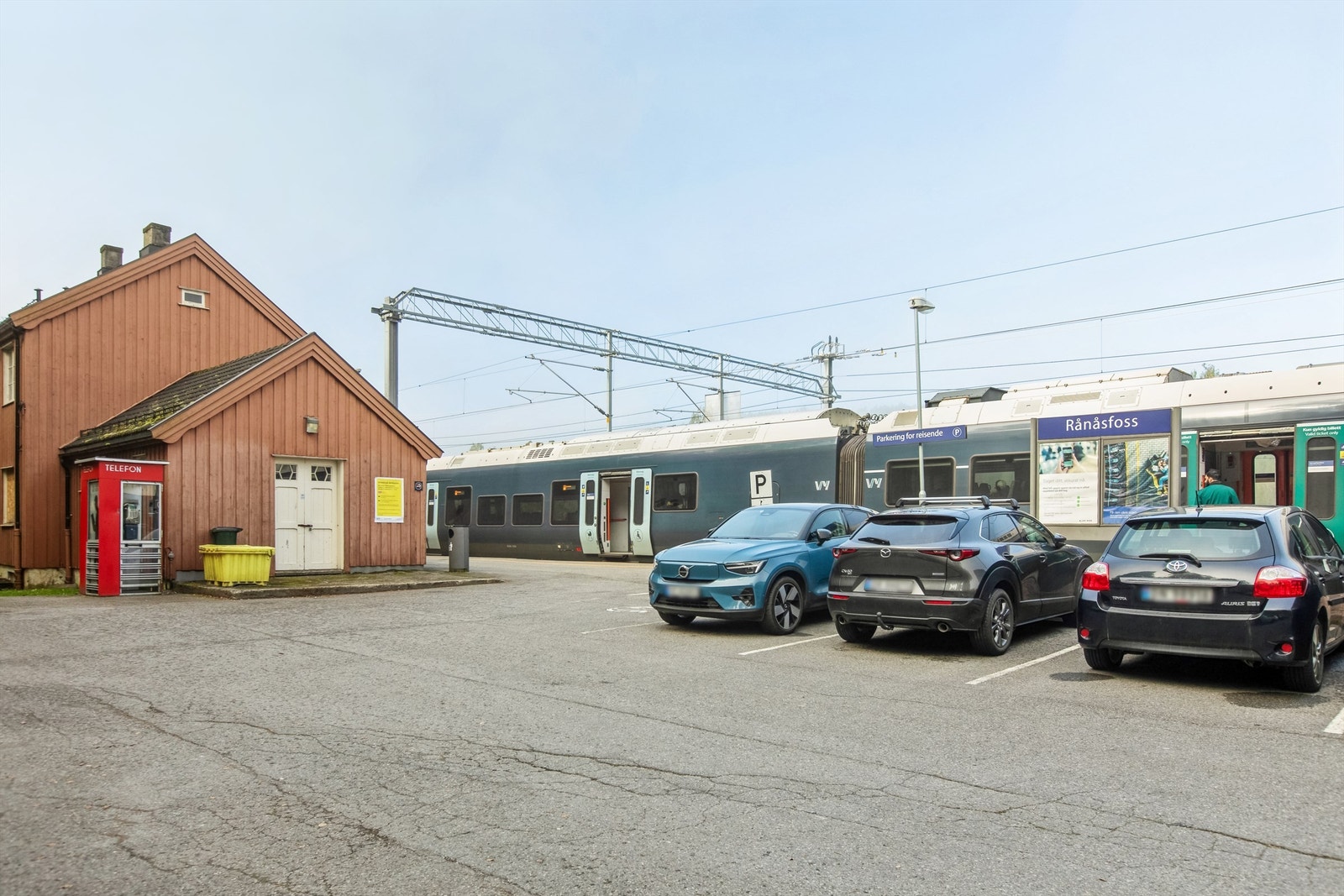 Rånåsfoss stasjon er kun 1 km unna. Stasjonen skal snart under en større oppgradering, inkl en ny gangvei ned til stasjonen. Galleribilde