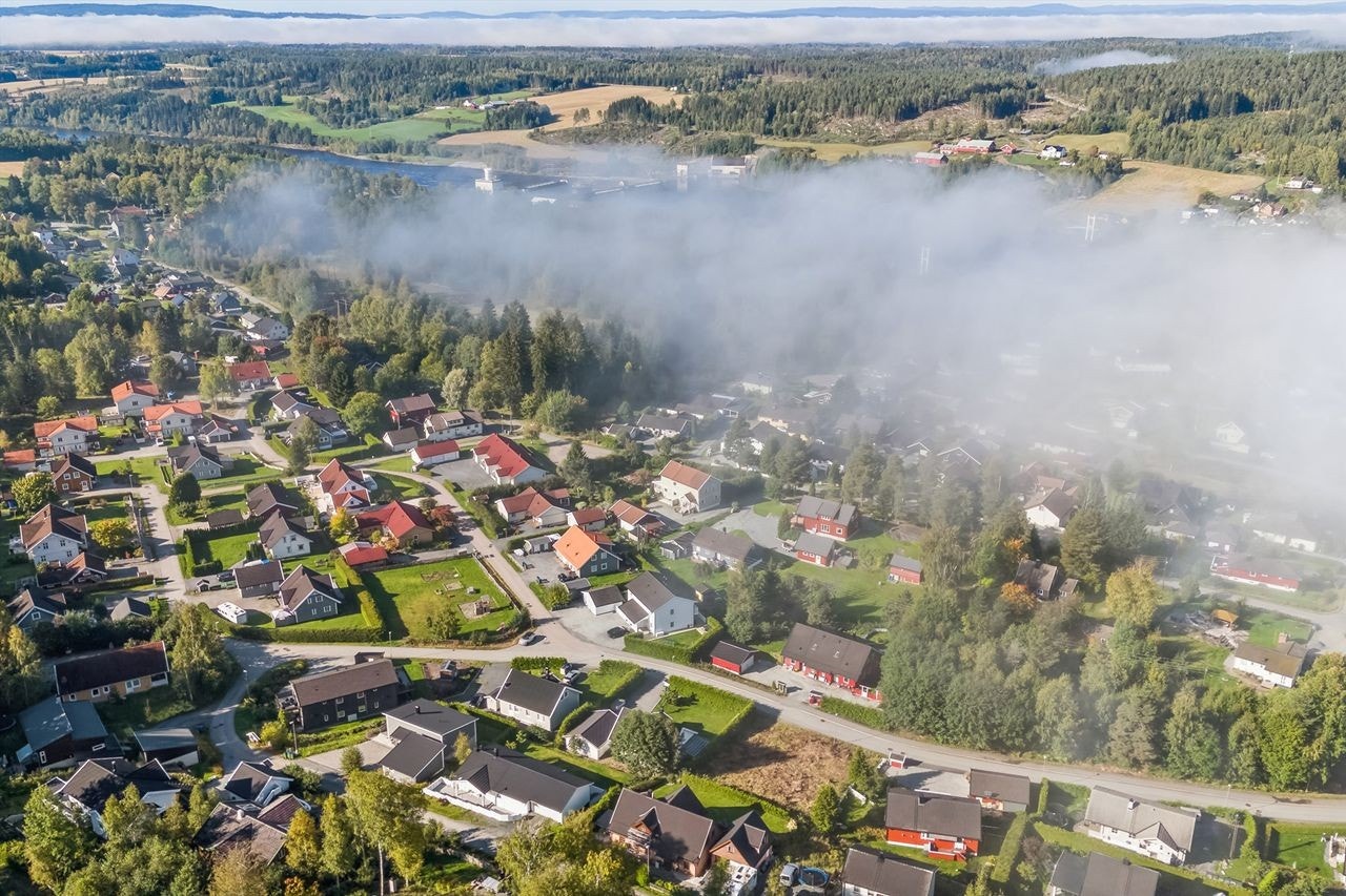 I bakgrunnen ser man kraftanlegget langs Glomma som driftes av Akershus Energi - rett ved siden av Rånåsfoss stasjon med togforbindelse mot Oslo. Galleribilde