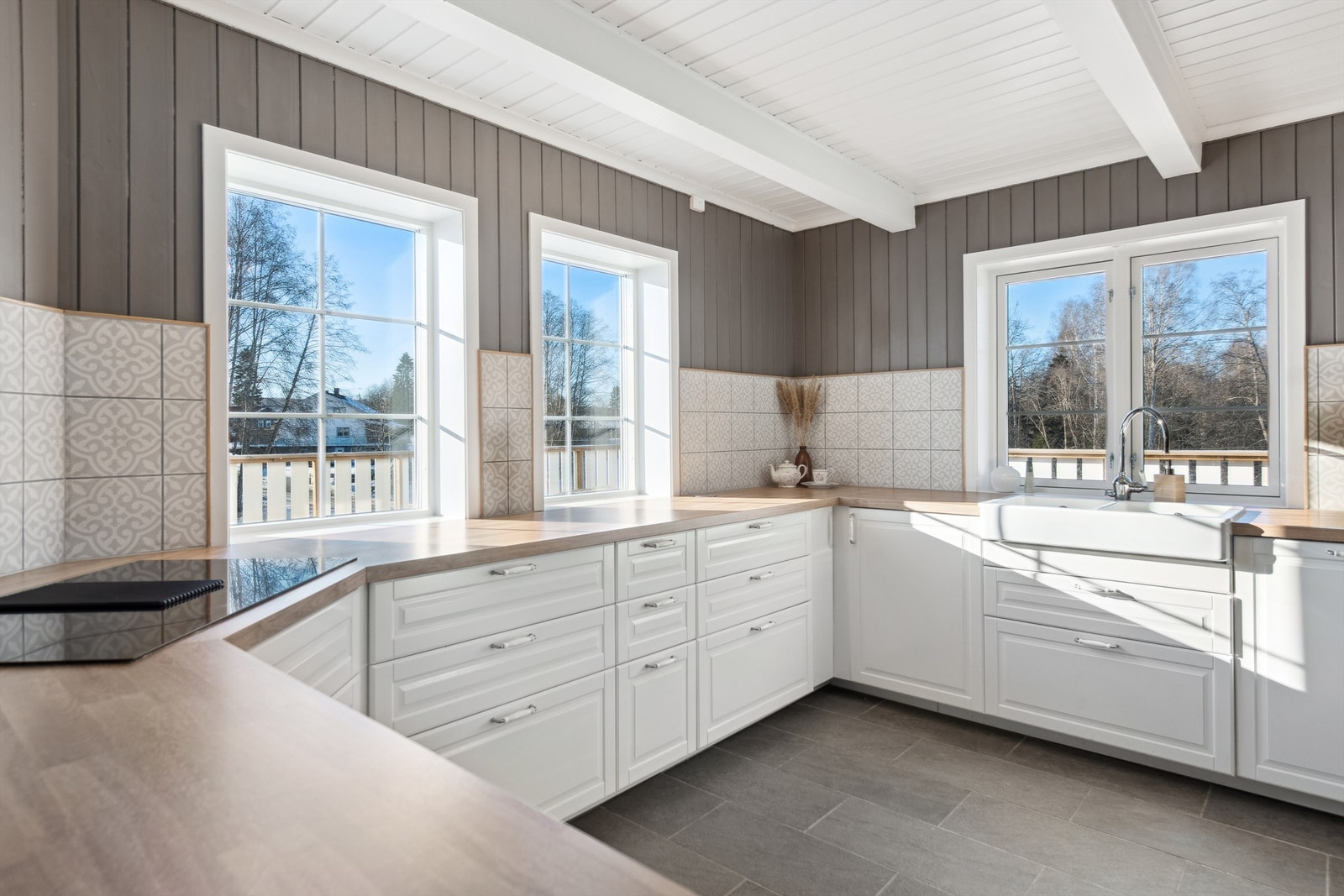 Rikelig med skap- og benkeplass! Koketopp med nedfelt ventilator! Galleribilde