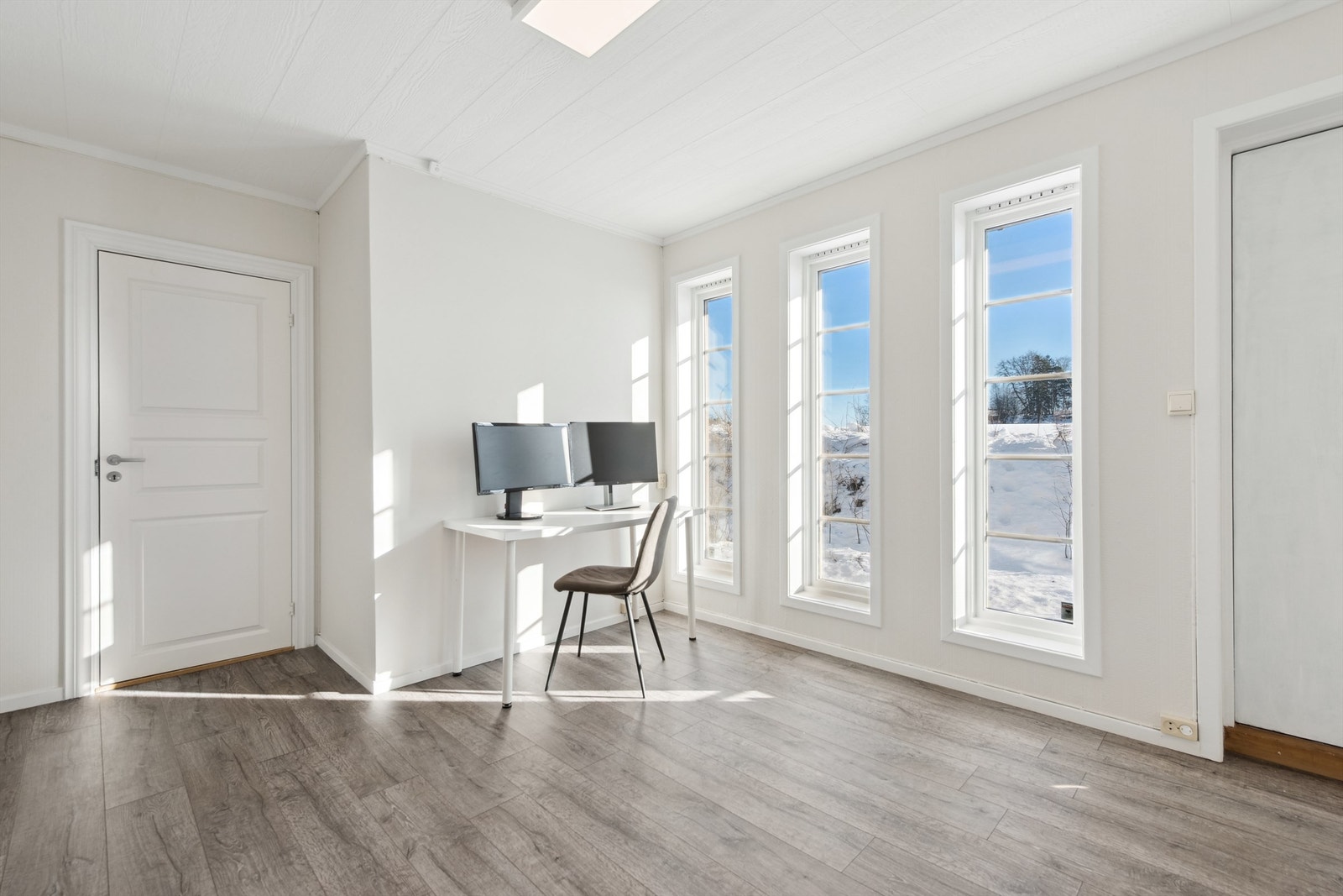 Fra gangen/kontoret i andreetasje er det også egen inngang utenfra. Galleribilde