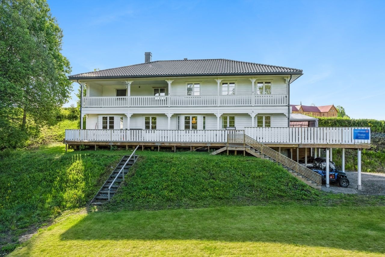 Stor enebolig på stor tomt med landlig beliggenhet i Jønsbergvegen 44! Galleribilde