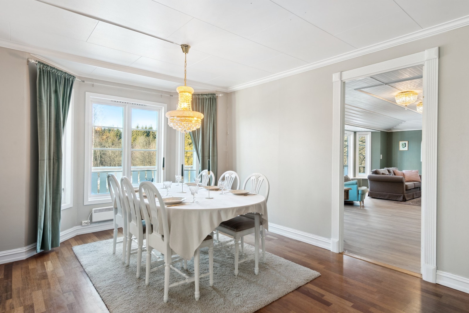 Fra spisestue mot dagligstue. Galleribilde