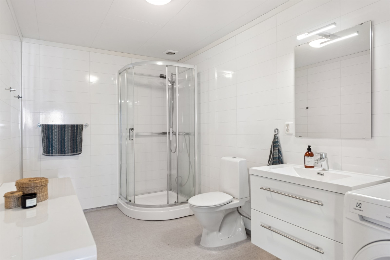 Det er varmekabler i gulvet og innholdsrik innredning. Galleribilde