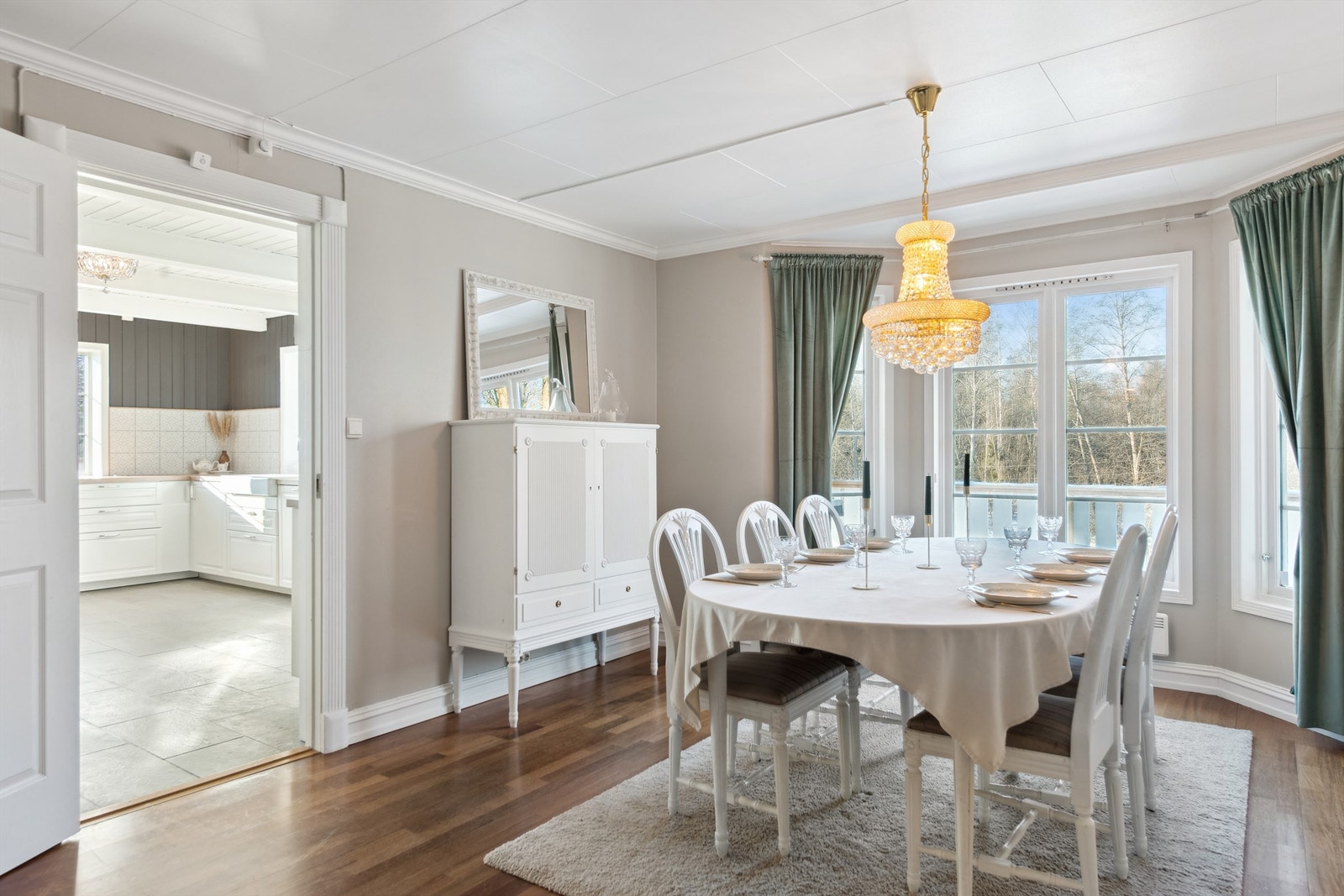 Elegant spisestue i tilknytning til kjøkkenet Galleribilde