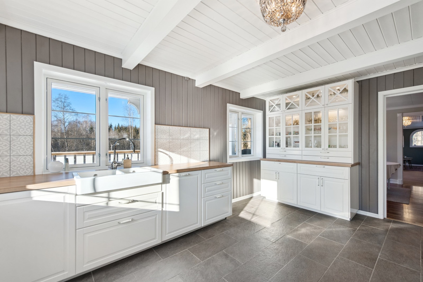 Stor kjøkkeninnredning med mye skap- og benkeplass. Galleribilde