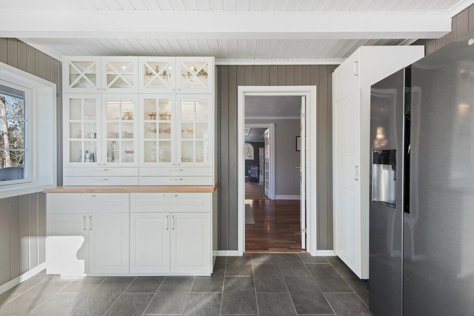 Fra kjøkkenet kommer du videre til spisestuen, og derfra videre til dagligstuen. Galleribilde