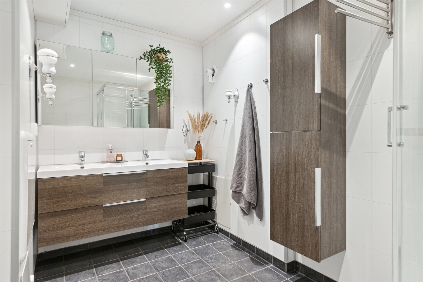 Boligen har 3 bad. Dette badet ligger i første etasje. Galleribilde