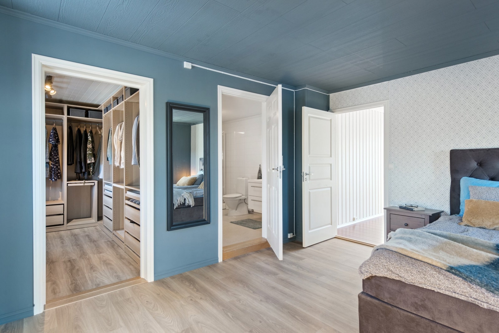 Fra hovedsoverommet har du også direkte adkomst til bad. Galleribilde