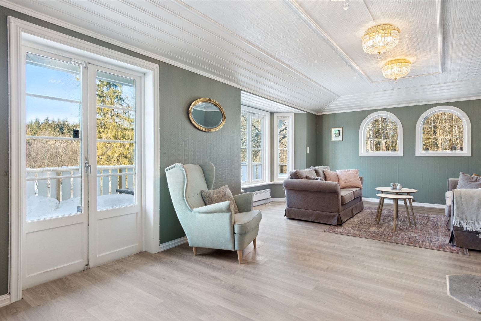 Utgang til meget stor og solrik veranda fra dagligstuen! Galleribilde