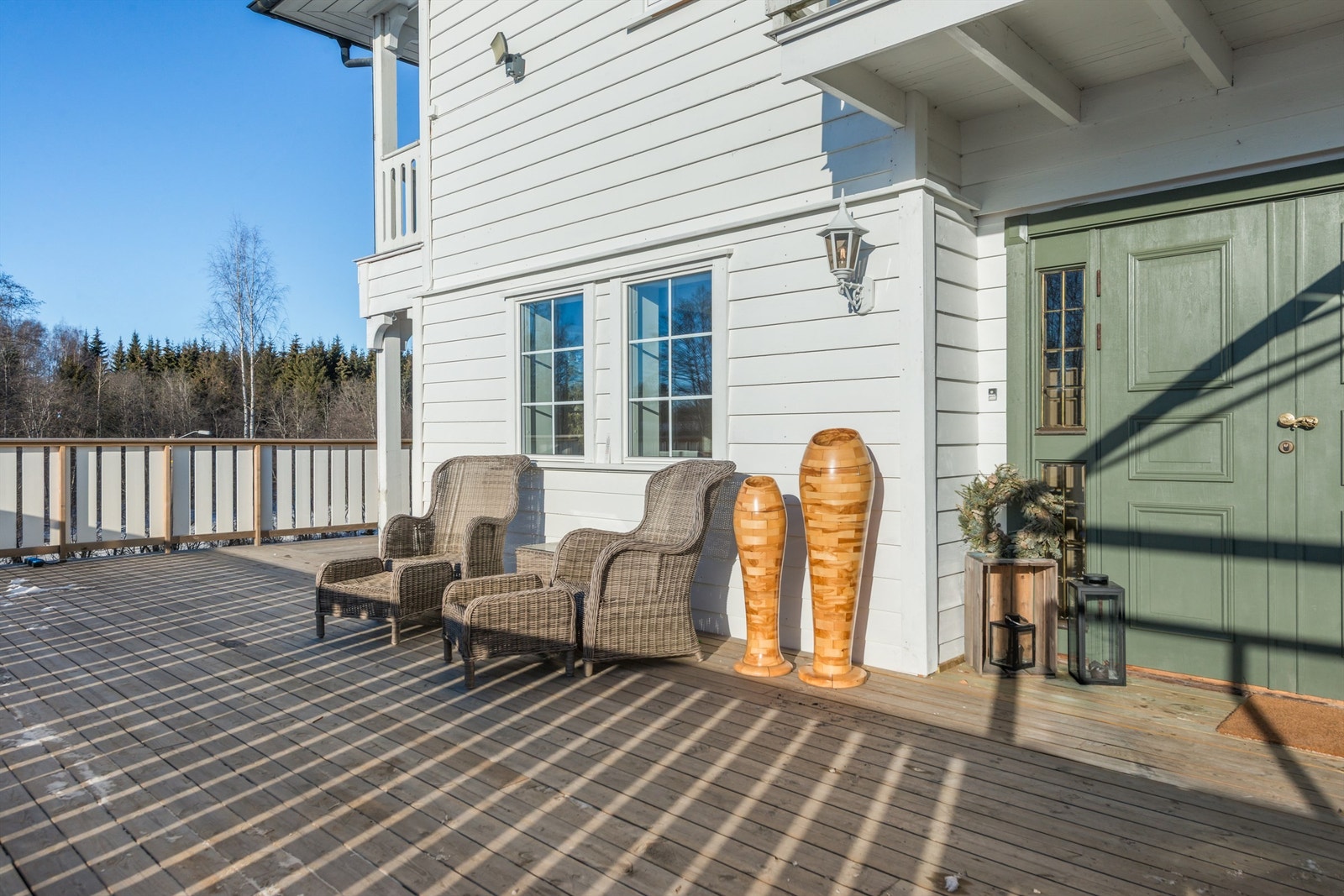 Hyggelig inngangsparti via terrasse i hovedplanet. Det er også laget til inngang i sokkel/kjeller. Galleribilde