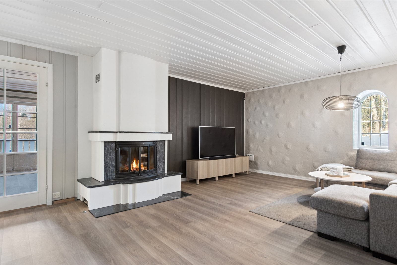 Stor og koselig peisestue/tv-stue. Galleribilde