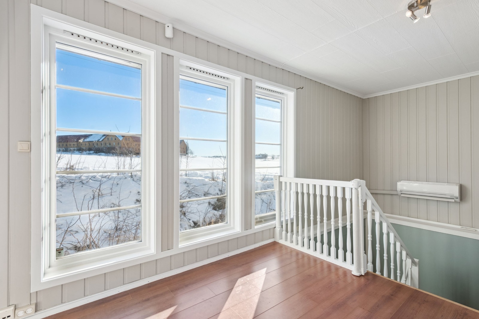 Via trapperom kommer du opp i en stor innergang som leder mot 5 soverom, bad, kontor, med mer. Galleribilde