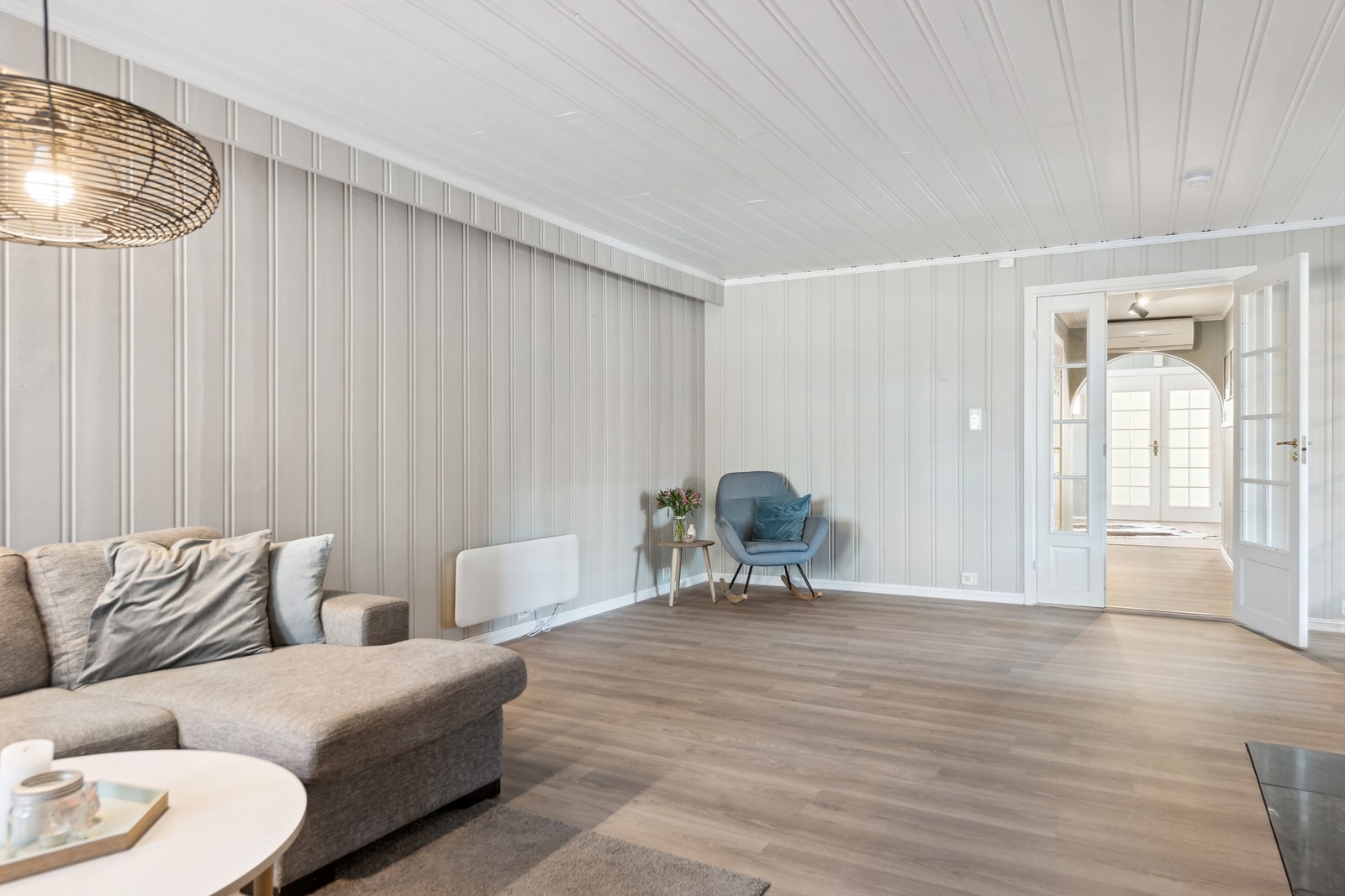 God plass til flere sittegrupper Galleribilde