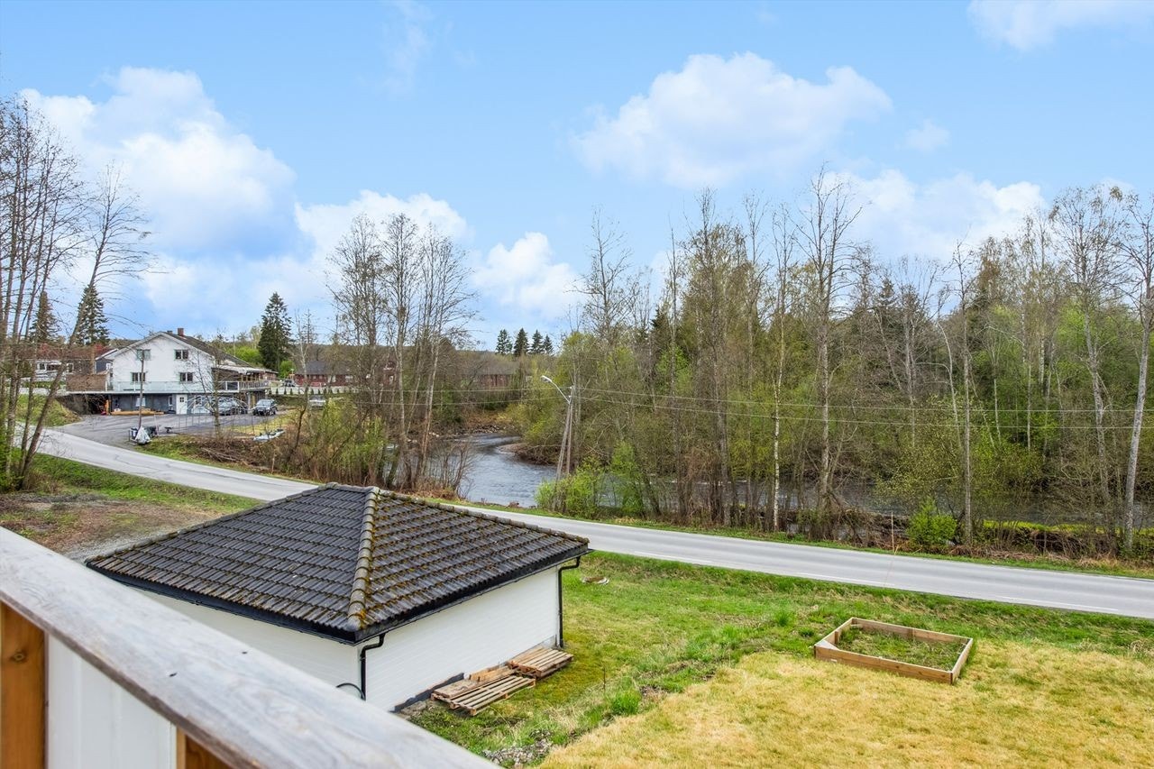 Utsikt mot Svartelva og nært beliggende Ilseng barnehage som du skimter i bakgrunnen. Galleribilde