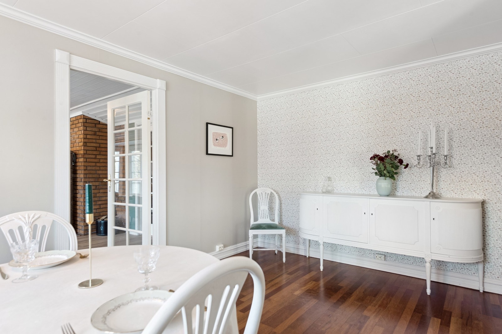 De fleste overflatene i huset er oppgradert de senere år av nåværende eier. Galleribilde