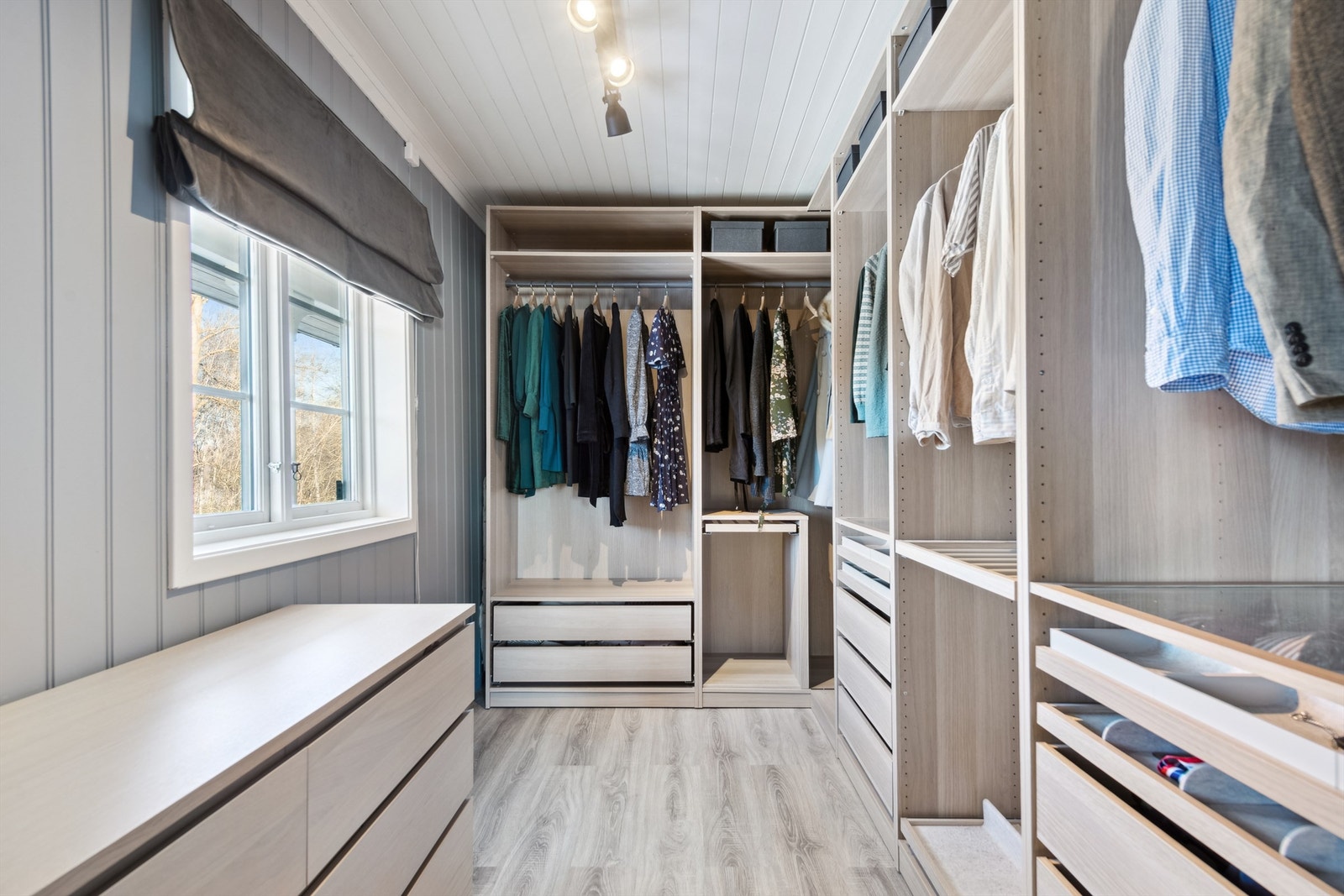 Stort og innholdsrikt garderoberom med meget gode oppbevaringsmuligheter. Galleribilde