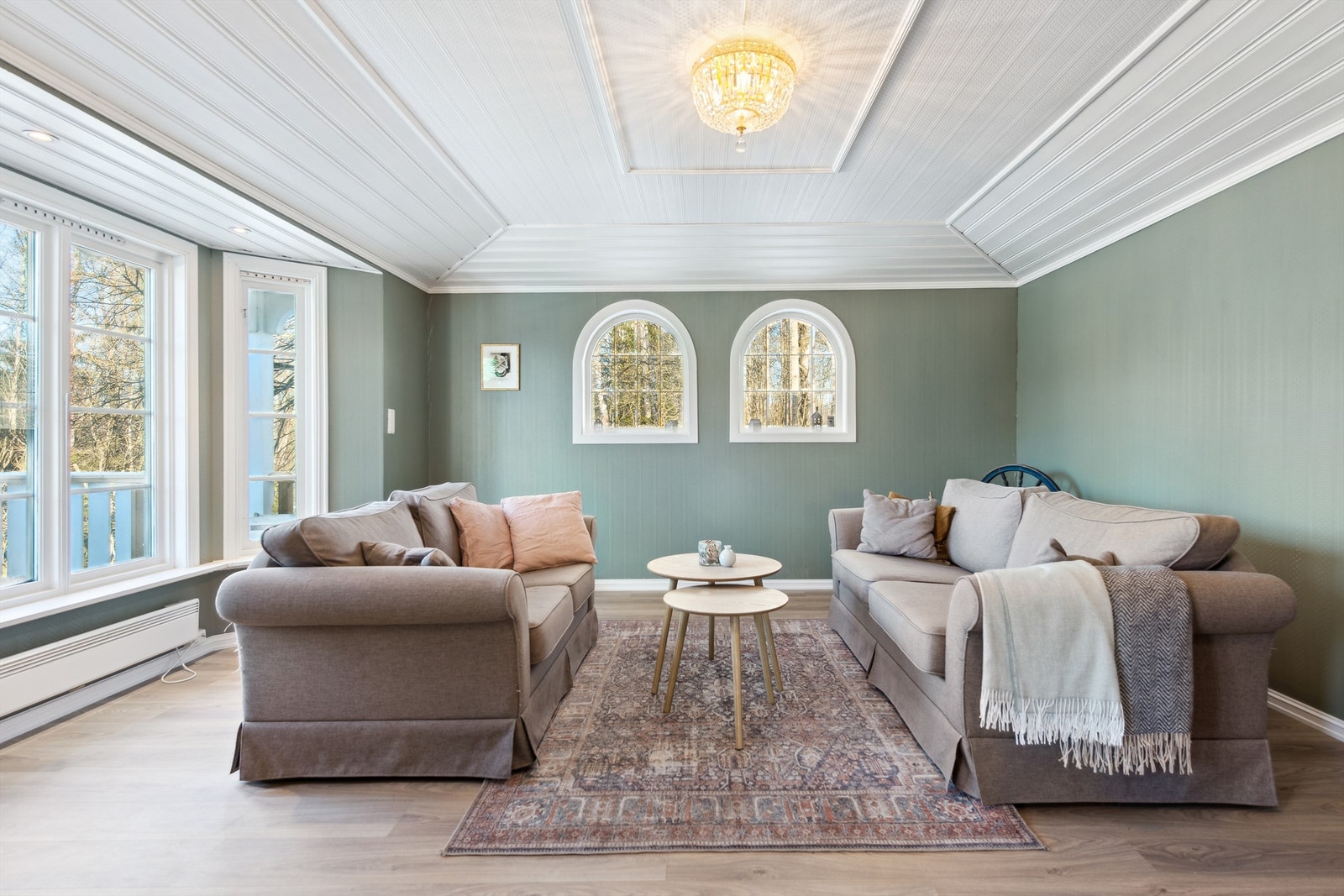 Med karnapp og buede vinduer får rommet et meget klassisk og stilfult preg! Galleribilde