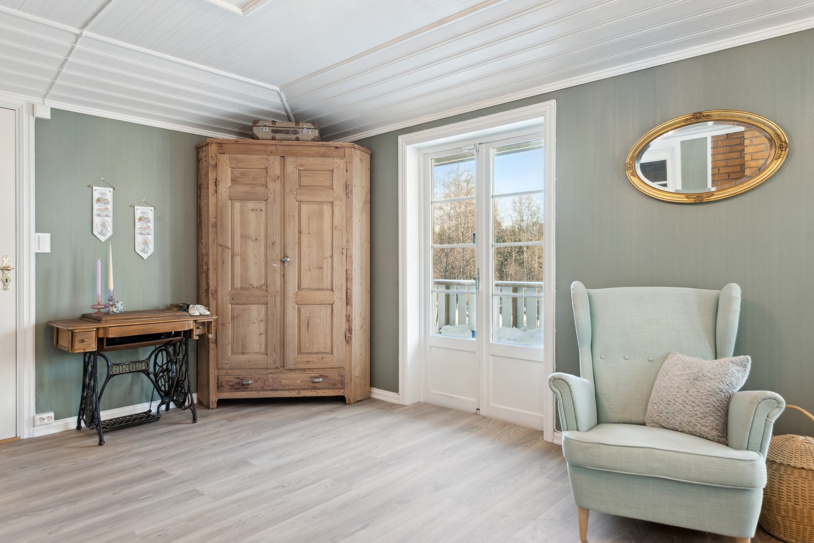 Dagligstuen har en lun og behagelig atmosfære, med mulighet for å skape flere soner! Galleribilde