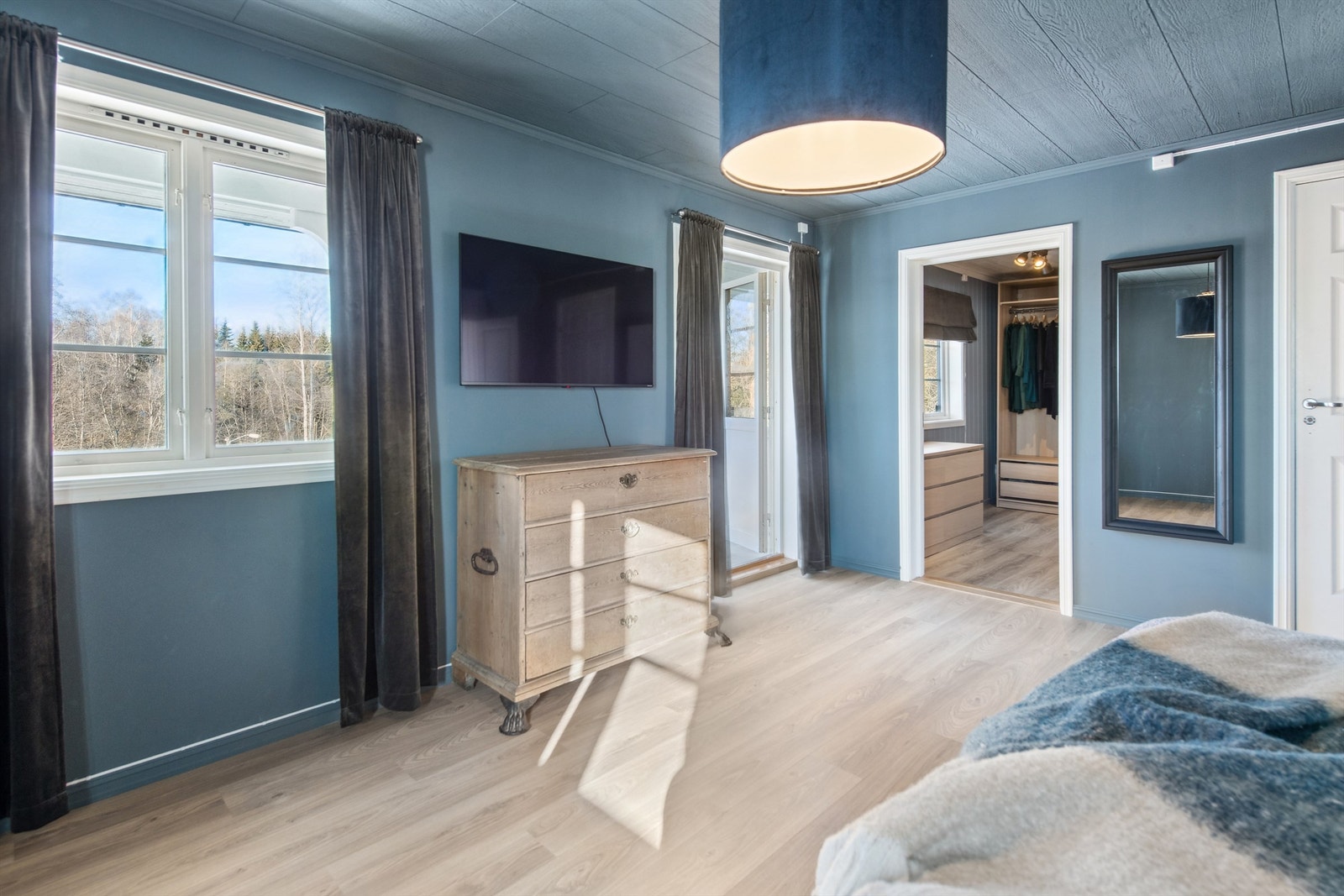 Fra soverommet er det utgang til balkong, og adkomst til walk-in closet. Galleribilde