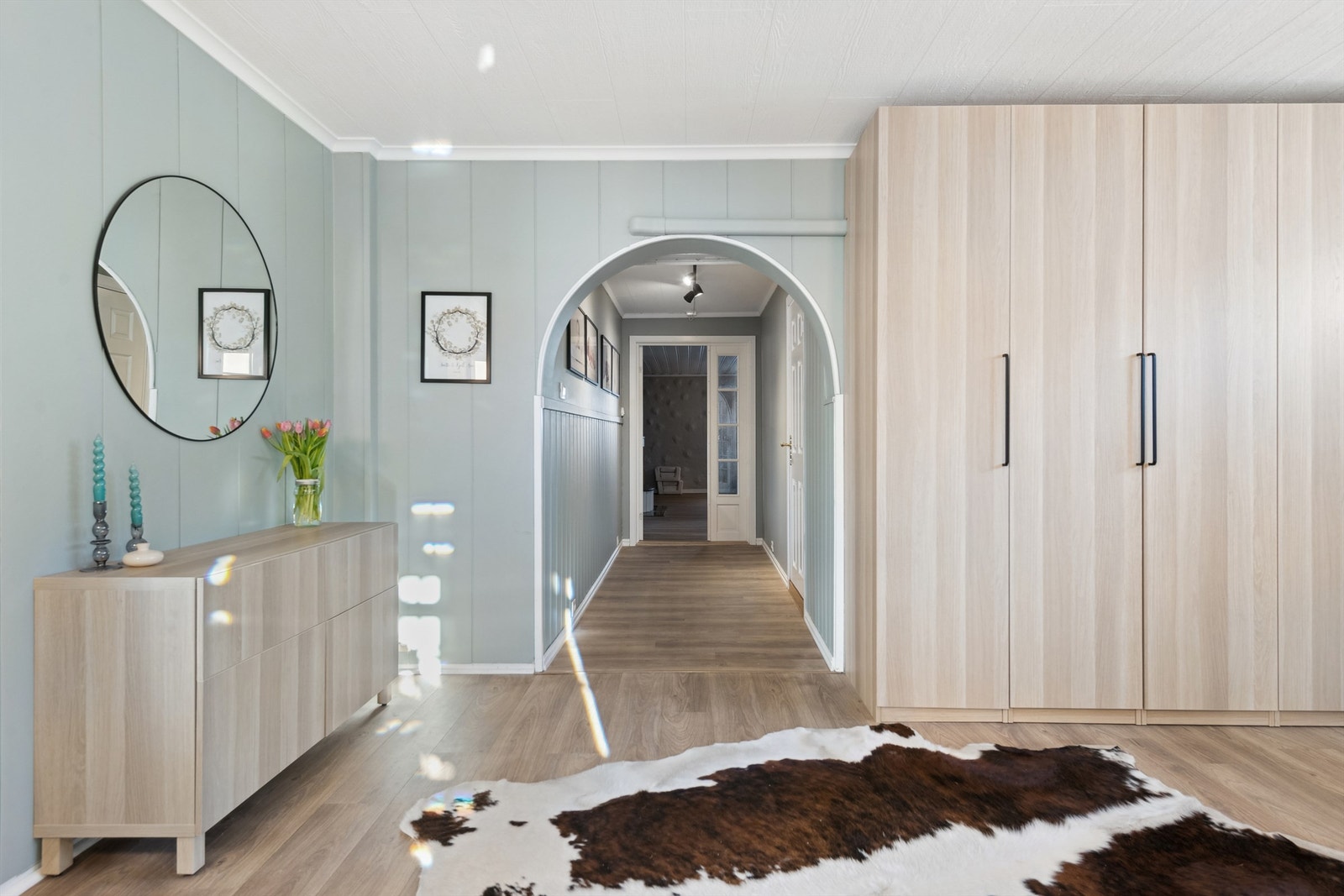 Innergangen byr på garderobeløsning og videre adkomst til kjøkken, stuer og bad. Galleribilde