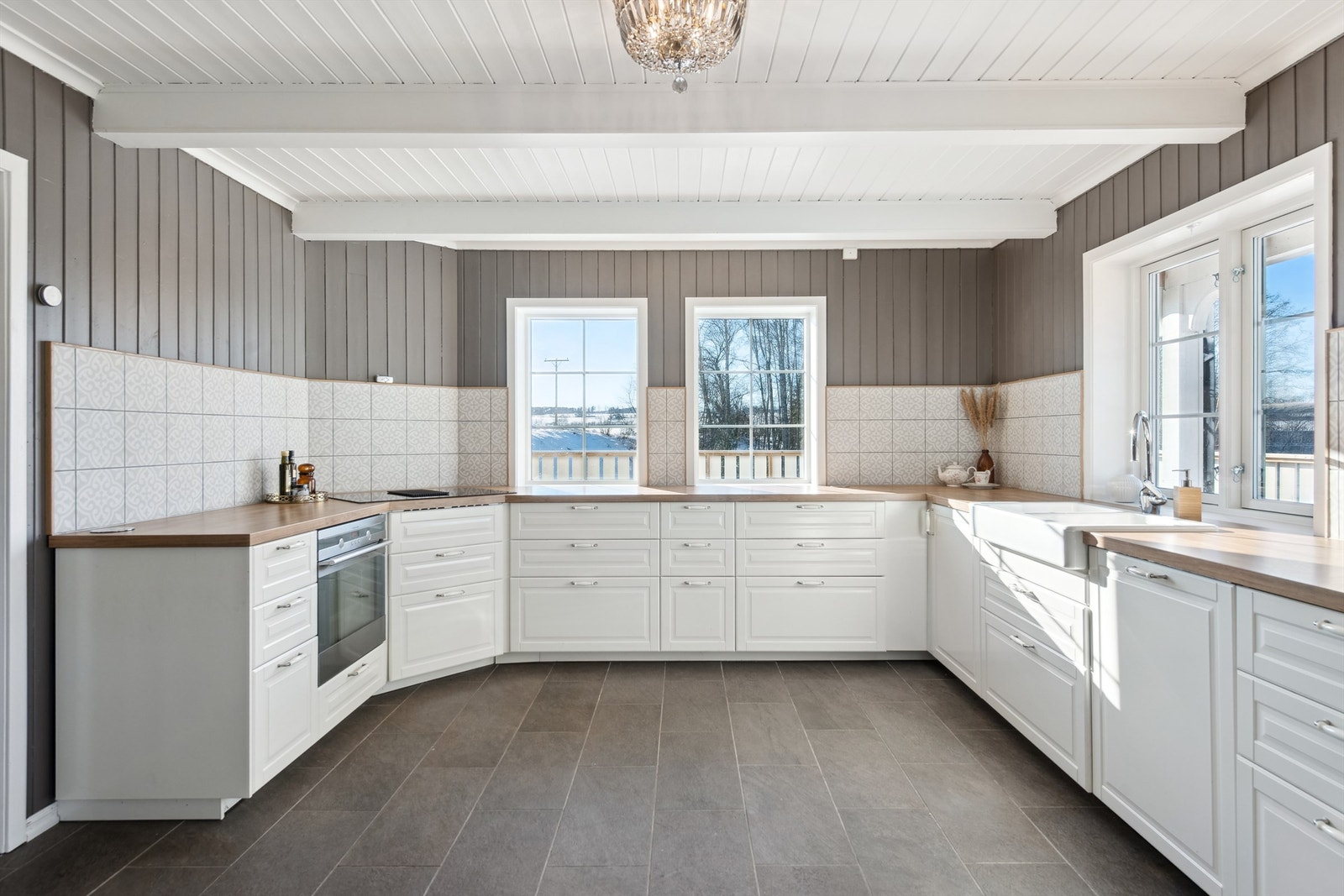 Flere vinduer gir godt, naturlig lys til kjøkkenet! Galleribilde