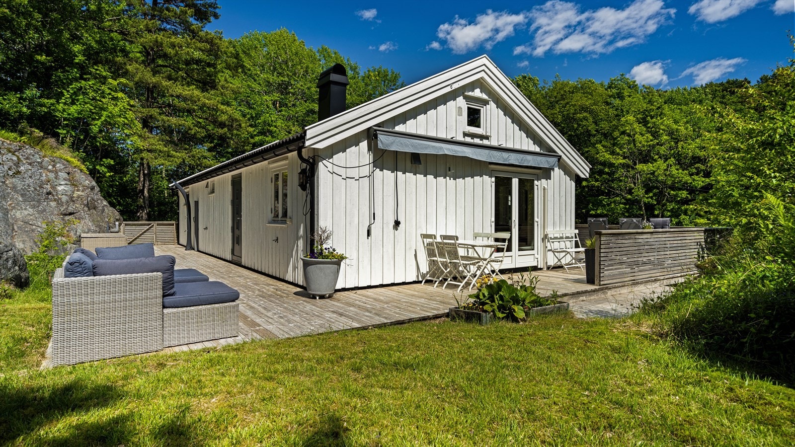 Tomten er omkranset av fin natur og har fine og usjenerte oppholdssteder Galleribilde