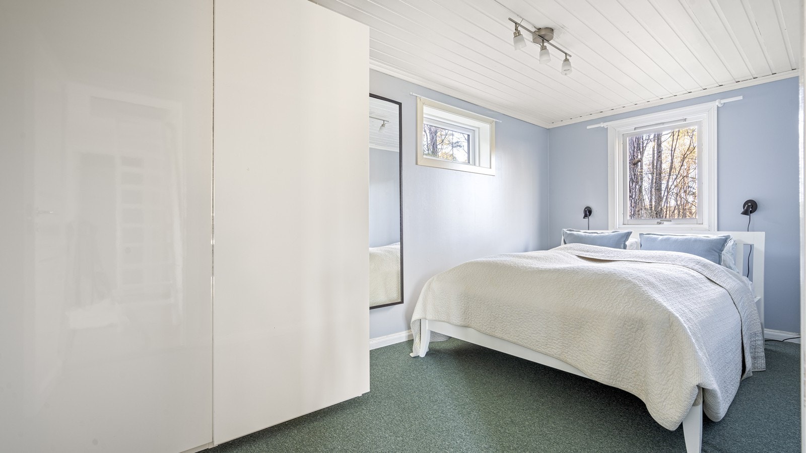 Soverom av fin størrelse med 2 vinuer Galleribilde